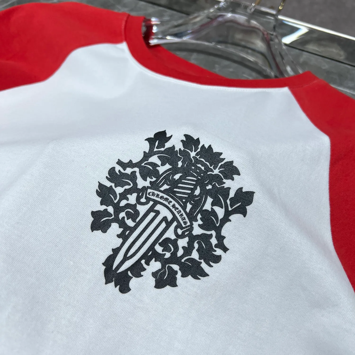 P160 Chrome Hearts🍁Long T series🍁 Available simultaneously at counters❤️ Chrome red and white color-blocked bayonet and sword long-sleeved T-shirt Printed and dyed with imported environmentally friendly glue Specially customized original 1:1 high weight comfortable fabric 🌈Recommended color: red and white colorblocking🌈 Size: S, M, L, XL